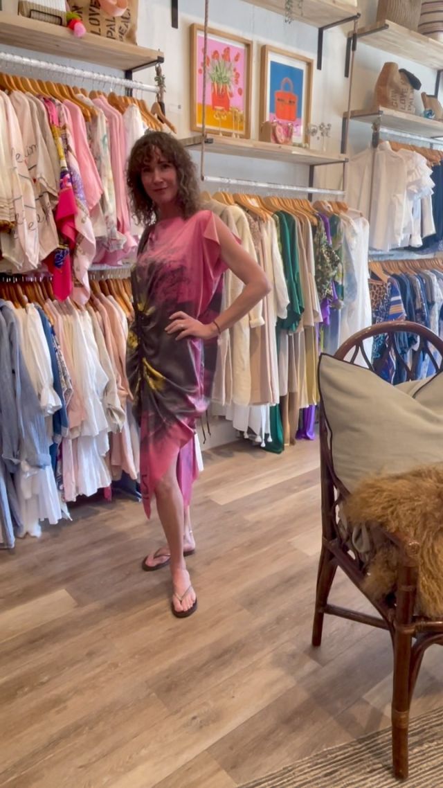 Having a fabulous trunk show @unebelletrouvaille and LOVING this perfect Palm Beach dress! #palmbeachchic #silkdresses #resortwear #resortlifestyle #palmbeachstyle