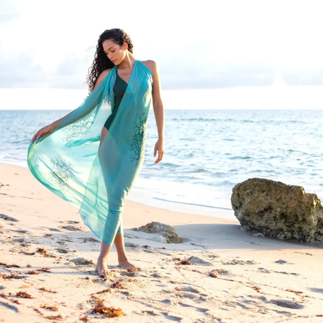 Ocean breezes are always a good idea..

#viviannepareo
#luxuryresortwear
#handprinted
#handcrafted
#naturesart
#sustainable
#slowfashion
#timeless 
#naturalfabrics
#resortwear
#luxefashion
#beachfashion
#beachstyle 
#beachwear
#oneofakind
#resortlife
#vacationwear
#cruisewear
#resortstyle
#beachcoverup
#fortlauderdale
#florida